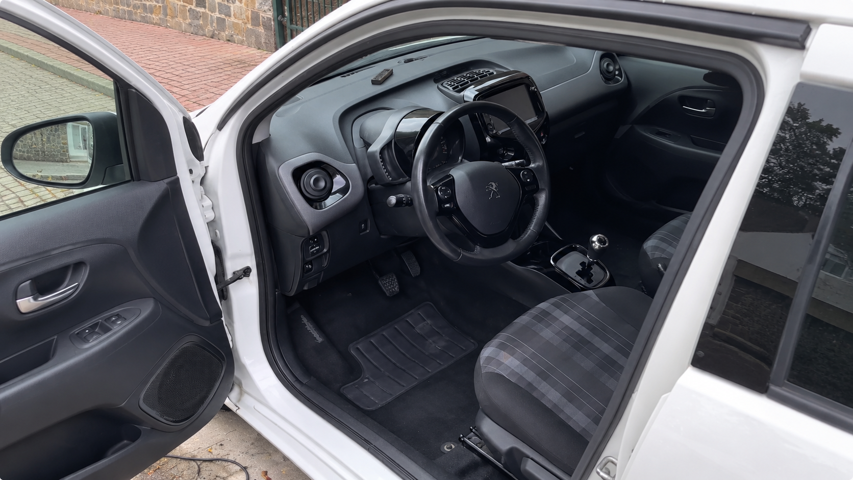Habitacle Peugeot propre après un nettoyage intérieur complet