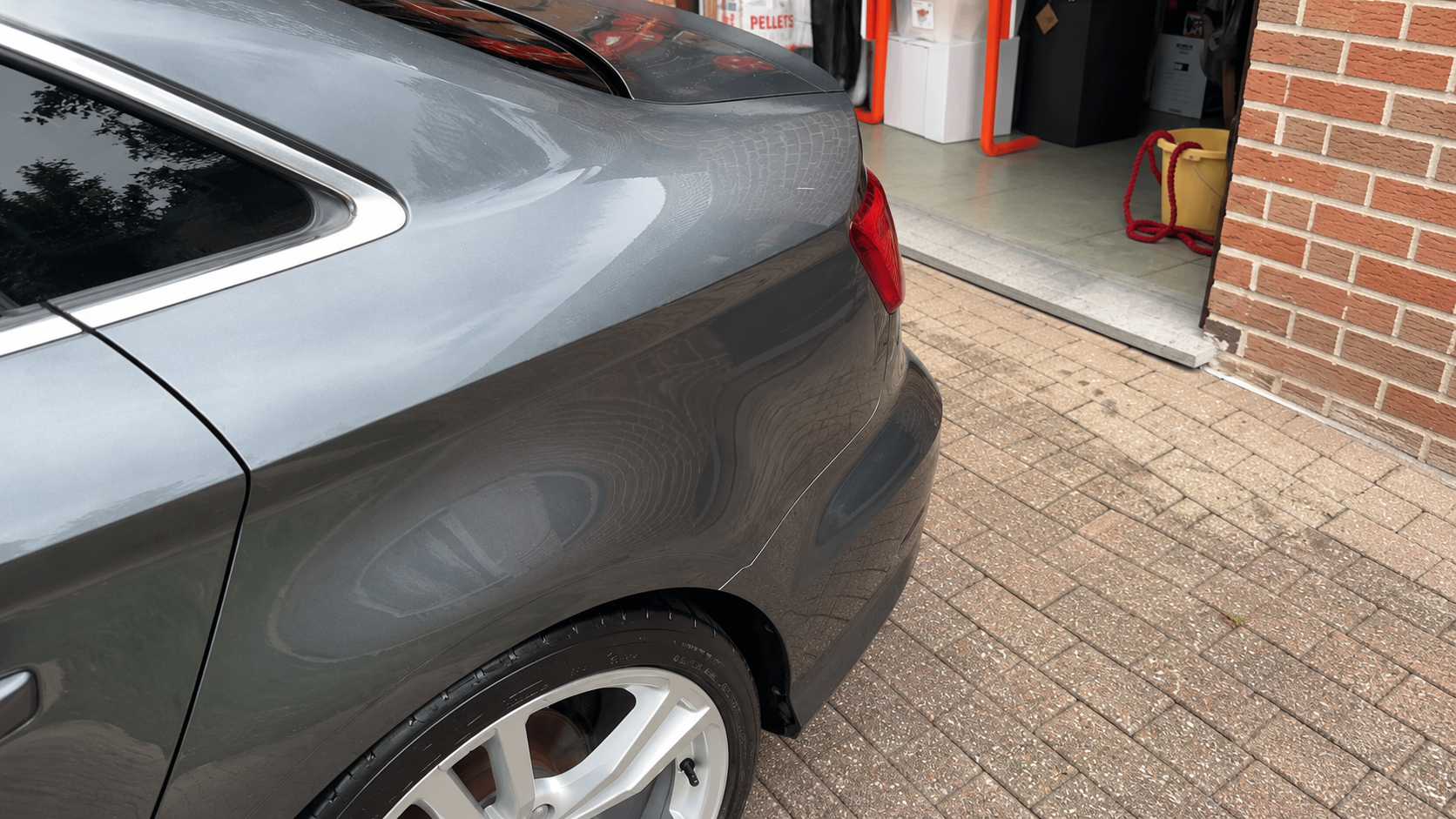 Carrosserie arrière brillante après un nettoyage extérieur complet