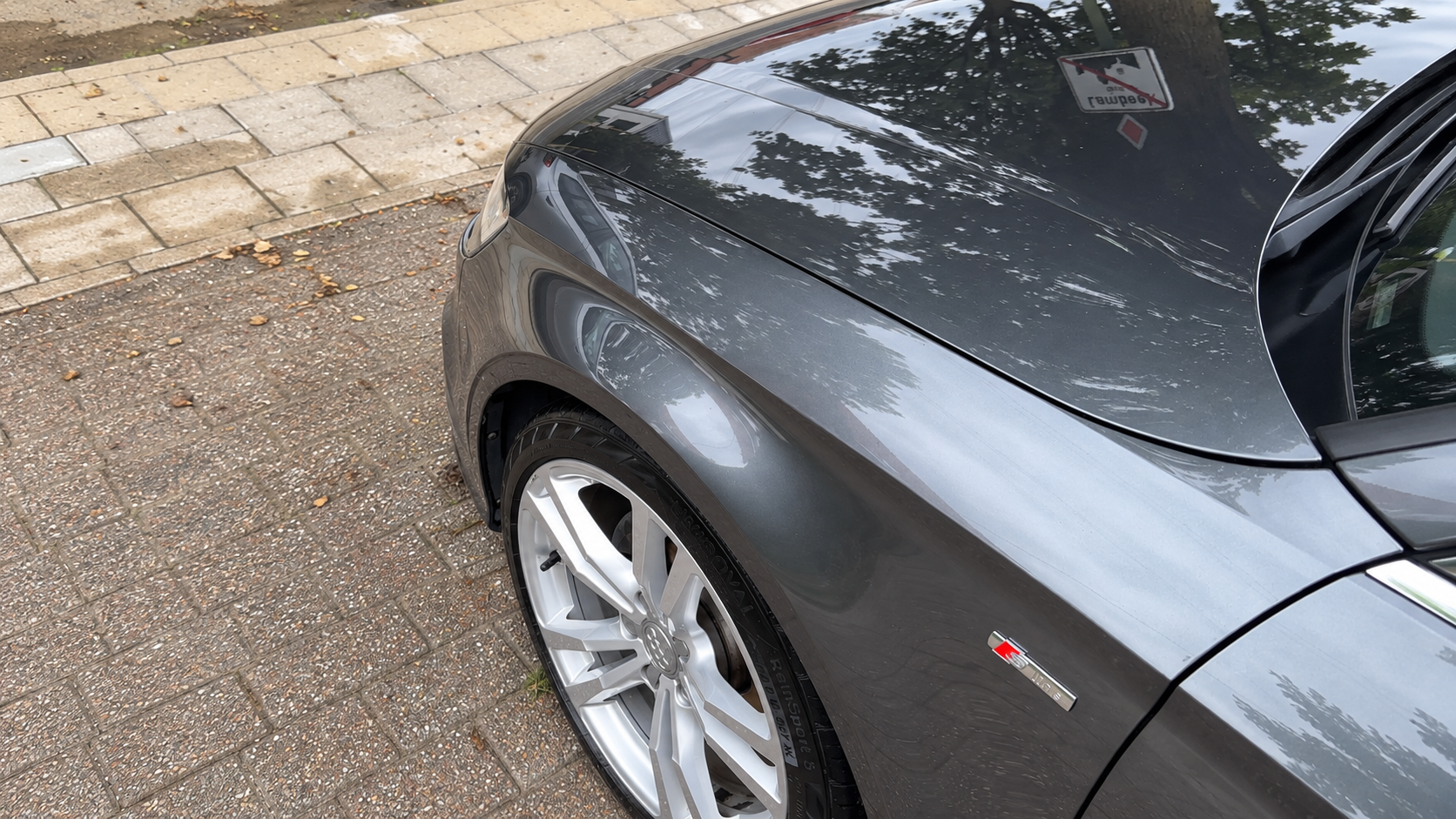 Carrosserie avant brillante après un nettoyage extérieur complet